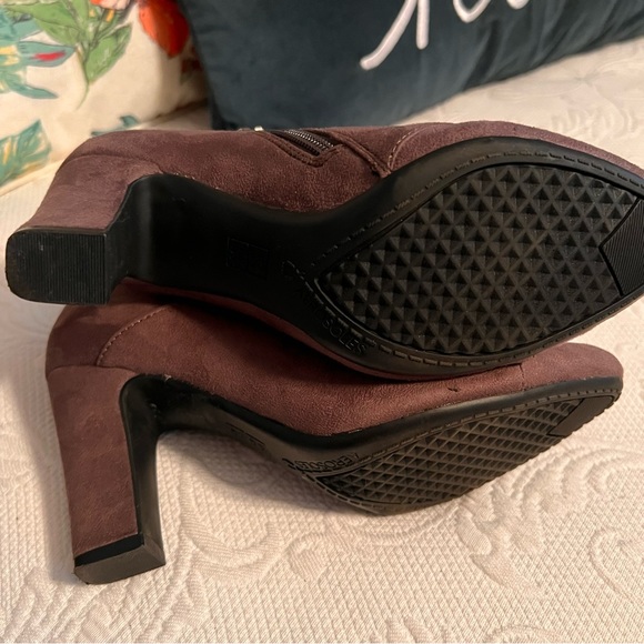 Aerosoles Gray Suede Zip Bootie Ankle. Shoe, Size 6.5, like new, comfortable - Picture 2 of 7